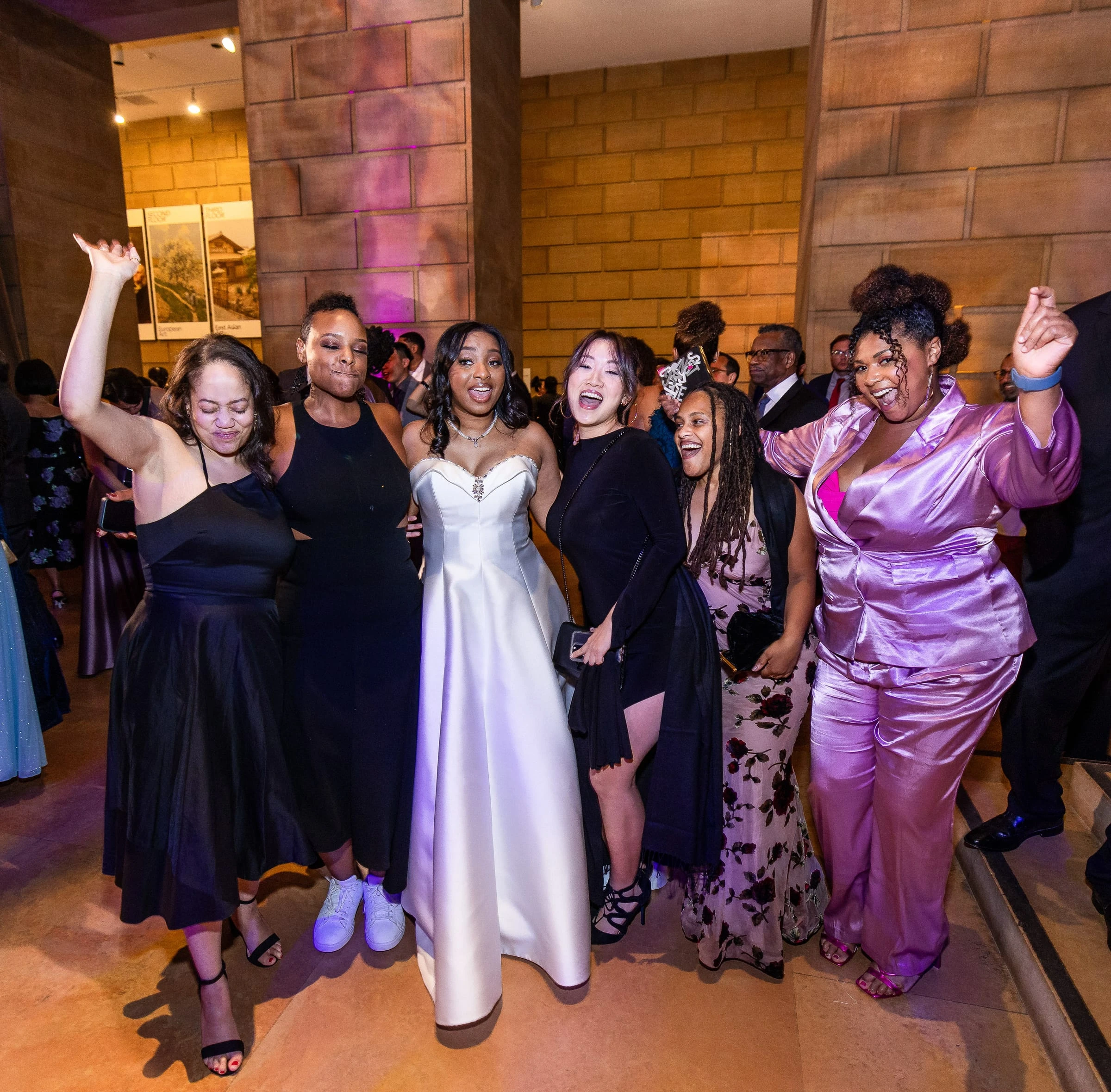 The bride dancing with a group of friends on the dance floor — Philadelphia Museum of Art, Philadelphia